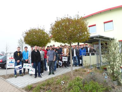 Studentengruppe der HS Nürnberg vor dem Betriebsgebäude der Wolf Maschinenbau AG in Brackenheim (Foto: WHF GmbH)
