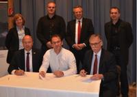 Unterzeichnung Kooperationsvertrag auf der „sichtbar“. Hinten von links: Sonja Gerster (KAIZEN® Institute), Andre Stöwing (Feynsinn), Jörg Ohlsen (EDAG), Robert Rech (Feynsinn) Vorne von links: Christian Bartholomay (KAIZEN® Institute), Gunter Heneis (Feynsinn), Karl-Heinz Döppler (Döppler.Team) Unterzeichnung Kooperationsvertrag auf der „sichtbar“. Hinten von links: Sonja Gerster (KAIZEN® Institute), Andre Stöwing (Feynsinn), Jörg Ohlsen (EDAG), Robert Rech (Feynsinn) Vorne von links: Christian Bartholomay (KAIZEN® Institute), Gunter Heneis (Feynsinn), Karl-Heinz Döppler (Döppler.Team)