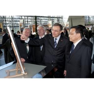 Visit of H.E. Executive Vice-Premier of China Li Keqiang. (l. to r.) S.E. Dr. Michael Schaefer, German Ambassador to China; Martin Zeil, Bavarian Minister of state for Economic Affairs, Infrastructure, Transport and Technology; Dr. Norbert Reithofer, Chairman of the Board, BMW AG; H.E. Executive Vice-Premier of China Li Keqiang