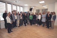 Gruppenbild mit HSB-Angehörigen und Gästen: Um die Kooperation weiter zu vertiefen und auszubauen kam am 18. April 2023 eine Delegation der Hanze University Groningen zu Besuch nach Bremen. Anlass war der niederländische Königstag. Copyright: HSB-Nils Hensel 