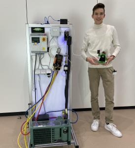 Florian Stupp next to his test set-up at the SCHAUFLER Academy