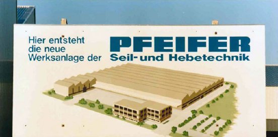 01_PFEIFER_Meilenstein_1987_Neubau-Schild_P-fc.jpg