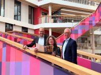 Werfen in der neuen Zentrale von Enercity einen Blick auf den Immobilienmarktbericht 2023 (v. l.): Ulf-Birger Franz, Dezernent für Wirtschaft, Verkehr und Bildung der Region Hannover, Anja Ritschel, Dezernentin für Wirtschaft und Umwelt der Landeshauptstadt Hannover, und Andreas Schulten, Generalbevollmächtigter der Bulwiengesa AG (Foto: Frauke Bittner, Region Hannover)