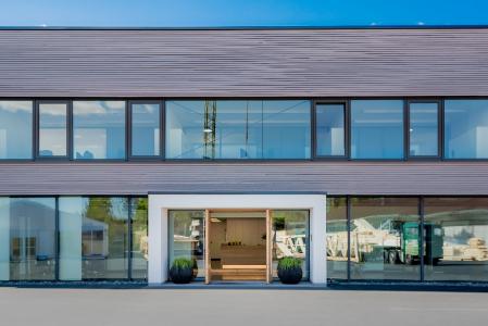 Workplace for the Future: Die KRUG Holzsystembinder GmbH praktiziert in der neuen Firmenzentrale einen innovativen Büroformen-Mix mit vollständiger digitaler Vernetzung aller Unternehmensbereiche. Mitarbeiterinnen und Mitarbeiter werden dadurch zu optimalen Arbeitsleistungen motiviert. Foto: KRUG Holzsystembinder GmbH, Stadtlauringen; www.krug-holzbau.de