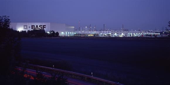 Bei BASF in Ludwigshafen kümmern sich Dematic-Mitarbeiter 24 Stunden täglich um die Logistikanlagen