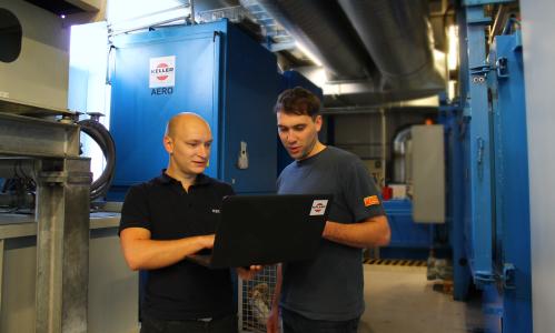 Stefan Heimerdinger (rechts) nimmt die Wartung der systemrelevanten Abscheider in seiner Härterei sehr ernst. Mit der Comfort-Service-Vereinbarung mit Keller Lufttechnik profitiert er von regelmäßiger Wartung und professioneller Reinigung der Absauganlagen