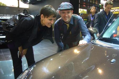 On trend-recherche at the Paris Motor Show: the designer of BASF Coatings Eva Höfli and Mark Gutjahr.