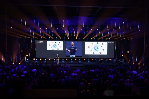 Shopware Co-CEO Sebastian Hamann während seiner Keynote.JPG