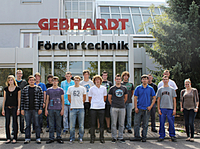 Teil der Auszubildenden und Studenten der Gebhardt Fördertechnik GmbH mit Ausbildungsbetreuerin Ines Risch (r.) 