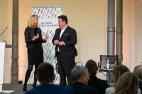 Bundesarbeitsminister Hubertus Heil (SPD) und Dr. Ariane Reinhart, Vorständin für Personal und Nachhaltigkeit bei Continental und Sprecherin der Allianz der Chancen