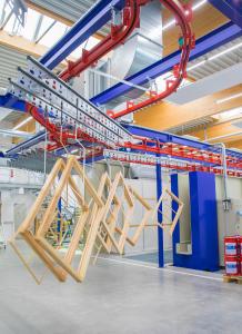 Die neuen 3in1-Produkte beschleunigen den Verarbeitungsprozess bei der Holzbeschichtung maßhaltiger Holzbauteile erheblich / Bildquelle: Remmers, Löningen