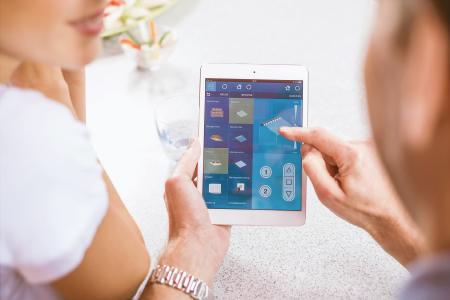 Ob über Tablet, Smartphone oder bald auch per Spracherkennung von Amazon Echo: Die zentrale Hausautomatisierung CentralControl von Becker macht das Steuern von Rollladen, Sonnenschutz, Licht und mehr ganz einfach / Bild: © Becker-Antriebe GmbH
