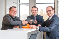 (v.l.) Marcus Wendt, CEO Solutions GmbH | Gerd Hemmerlein, Leiter Vertrieb & Marketing Lapp Mobility | Marvin Diedrichs, Director Business Development Solutions GmbH (v.l.) Marcus Wendt, CEO Solutions GmbH | Gerd Hemmerlein, Leiter Vertrieb & Marketing Lapp Mobility | Marvin Diedrichs, Director Business Development Solutions GmbH