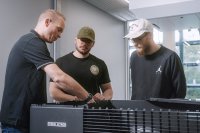 Wie sie Fallstricke bei Planung, Installation und Betrieb der Wärmepumpe effizient umgehen können, erfahren Teilnehmende sowohl in Webinaren als auch in Präsenz-Schulungen an insgesamt sieben Schulungs-Standorten von Stiebel Eltron deutschlandweit