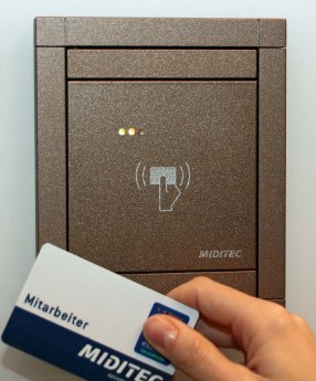 Quelle MIDITEC Datensysteme GmbH_Zutrittsleser im Siedle Bernstein Design von MIDITEC Daten.jpg