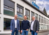 Zu Besuch beim Fachpartner in Gummersbach: Auch im digitalen Zeitalter zählt der persönliche Kontakt – mit Compas-Geschäftsführer Thomas Ziegler (Mitte) tauschten sich Andreas Galler (l.) und Rolf Schneider (r.) von SELVE über das Kundenportal aus