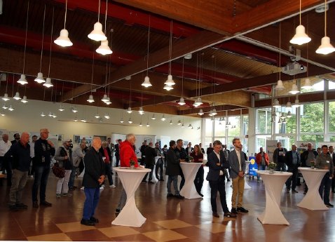 Volles_Haus_bei_der_Veranstaltung_der_Initiative_Industrie_Bonn-Rhein-Sieg_im_Chemiepark_Lü.jpg