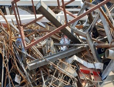 Heutzutage stellt das Recycling von Rohstoffen einen wichtigen Wirtschaftsfaktor dar. Ressourcen werden geschont und der Verlust seltener Materialien gestoppt. Die Schrottankauf dortmund holt Altmetall und sonstigen Schrott nach vorheriger Terminabsprache kostenfrei beim Kunden ab und sortiert ihn in Vorbereitung der Zuführung zu den Wiederaufbereitungsanlagen. Verfügt der Kunde über größere Mengen Altmetall, Elektro- und Computerschrott, so besteht außerdem die Möglichkeit des Schrottankaufs.