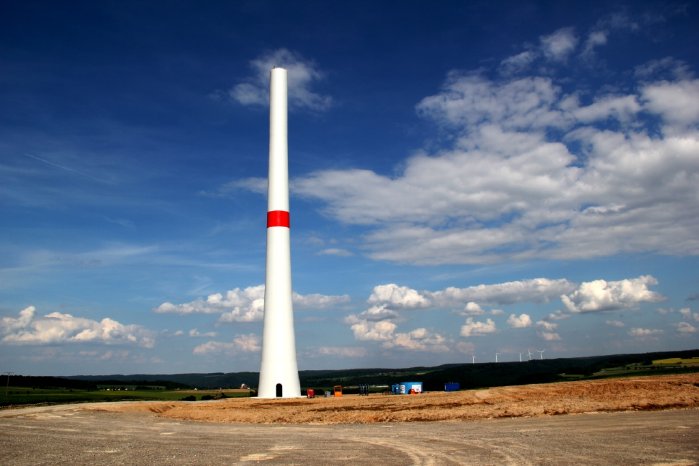 Der Betonteil des Hybridturms einer Anlage des Windparks Bayerischer Odenwald von Green Cit.jpg
