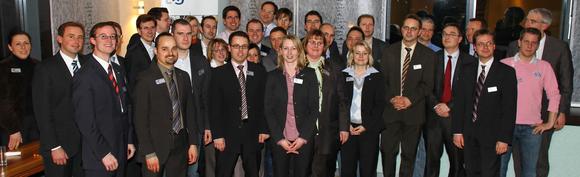 Die Wirtschaftsjunioren stehen buchstäblich hinter ihrer Vorsitzenden 2011 Katherina Voss. (1. Reihe, vierte von links)., Bild: Georg Schubert