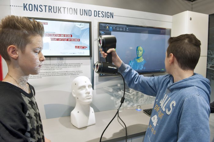 DI_Schüler mit 3D-Scanner.jpg