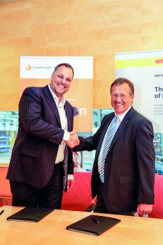 Unterzeichnung Kooperationsvereinbarung_Handshake.jpg