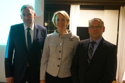 Maresa Harting-Hertz (Mitte), Vorstand Finanzen und Einkauf und persönlich haftende Gesellschafterin der HARTING Technologiegruppe, wurde herzlich von Clubmeister Andreas Winkelmann (links) und Achim Grube, Präsident des Rotary Clubs Lübbecke, begrüßt