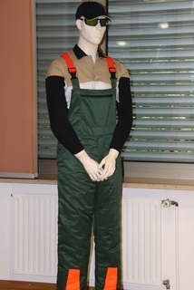 Ein Prototyp der Schnittschutzhose sowie ein gemeinsam entwickeltes UV-Schutzshirt