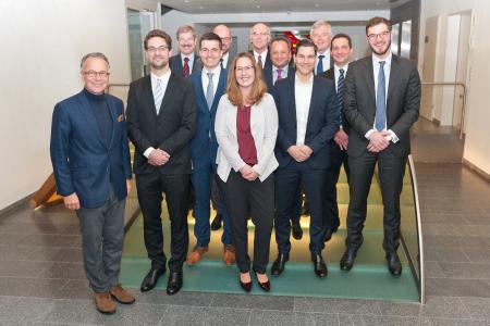 (von links): REHAU Präsident Jobst Wagner, die Preisträger Florin Osterwalder, Matthias Hille, Tamara Stier, Marco Eugster und Sebastian Weissbeck in der vorderen Reihe; dahinter von links Professor Dr. Helmut Pernsteiner, Prof. Dr. Andreas Hack, Prof. Dr. Freimut Bodendorf, Deputy CEO Dr. Stefan Gir-schik, Prof. Dr. Torsten M. Kühlmann und Prof. Dr. Thomas Friedli (Foto:Firma: REHAU AG + Co)
