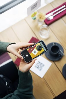 hande-von-oben-scannen-qr-code.jpg