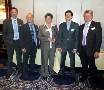 Die Referenten und Veranstalter der Informationsveranstaltung „Meet the experts – Katalogtrends 2010“: (v.l.) Oliver Frömmer (Prokurist SDZeCOM), Christoph Traub (Leiter Vertrieb und Produktmanagement C.Maurer Druck), Gabriele Laurich (Senior Consultant Siegfried Vögele Institut), Carl Otto Maurer (Geschäftsführer C.Maurer Druck), Franz Schwarz (Geschäftsführer SDZeCOM).