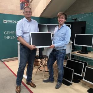BREDEX Geschäftsführer Andreas Vogel übergibt Nils Borkowski, Gesamtleiter AWO-Jugend- & Erziehungshilfen, 20 Monitore
