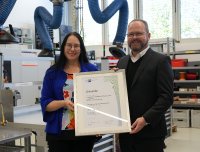 IHK-Präsidentin Kirsten Hirschmann bei der Übergabe des Dualis-Siegels an Dr. Gun-ther Wobser, Geschäftsführender Gesellschafter der LAUDA Dr. R. Wobser GmbH & Co. KG, in der neu gestalteten Ausbildungswerkstatt. Foto: IHK Heilbronn-Franken/A. Lukesch IHK-Präsidentin Kirsten Hirschmann bei der Übergabe des Dualis-Siegels an Dr. Gun-ther Wobser, Geschäftsführender Gesellschafter der LAUDA Dr. R. Wobser GmbH & Co. KG, in der neu gestalteten Ausbildungswerkstatt. Foto: IHK Heilbronn-Franken/A. Lukesch