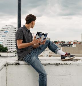 Mann mit Tablet Hülle von caseable