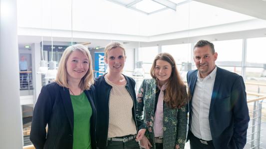 (von links:) Judith Mühr, Marketing UNITY, Judith Pohlmeier, Personalleiterin UNITY, Hella Meise, Stipendiatin, und Dr.-Ing. Frank Thielemann, Vorstand bei UNITY