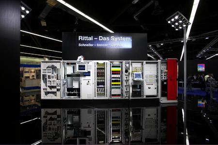 "Rittal - Das System: Schneller - besser - überall" - unter diesem Motto präsentiert Rittal auf der Light + Building eine eindrucksvoll inszenierte Systemarchitektur: von der Gehäusetechnik, Stromverteilung über die System-Klimatisierung bis hin zur IT-Infrastruktur