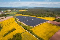 Im Frühsommer hat ABO Wind das PV-Batterie-Hybridprojekt Leutershausen im bayerischen Landkreis Rhön-Grabfeld ans Netz gebracht