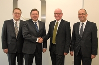 Innovationskurs besiegelt (v.l.n.r.) Dr. Erwin Schuster, Klaus Spitzley (beide WITTENSTEIN AG), Lars Landwehrkamp, Wolfgang Räth (beide All for One Midmarket AG)  