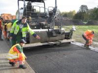 Die Prozesse und Abläufe im Asphalteinbau können mit innovativen und wirtschaftlichen Anwendungen perfektioniert werden. Wartezeiten und Einbaustopp werden auf ein Minimum reduziert. Die automatische und transparente Datenerfassung und Kommunikation der Maschinen untereinander sind beim PRAXIS-System einmalig im Markt