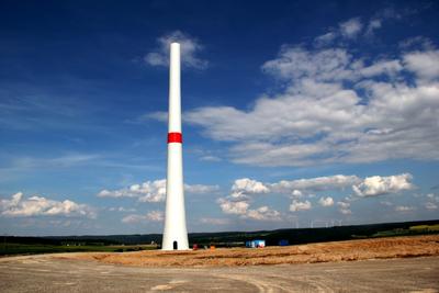 Der Betonteil des Hybridturms einer Anlage des Windparks Bayerischer Odenwald von Green City Energy