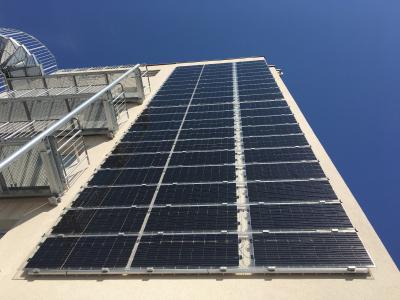 Solarmodule an der Fassade eine Gebäudes in Fürth (© iKratos)