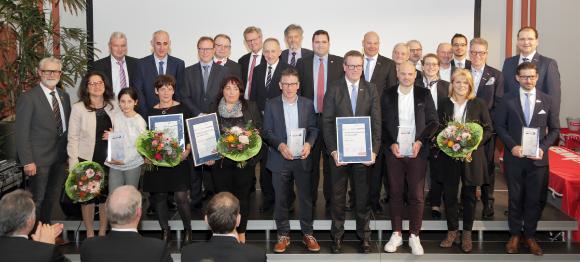 Die Preisträger der Auszeichnung "Handwerksunternehmen des Jahres" mit den Laudatoren und den Veranstaltern (Foto: HWK FR/Tobias Heink)