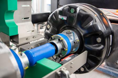 Eine der XILforEV-Testplattformen: Prüfstand in Ilmenau mit einem Rad-nabenmotor der slowenischen Firma Elaphe © TU Ilmenau/Christoph Lehne