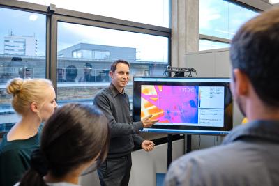 Prof. Dr. Sebastian Feldmann untersuchen im Forschungsprojekt IQ-Control, ob sich durch den Einsatz von intelligenten Sensoren die Verschwendung durch fehlerhaft produzierte Rohteile vermeiden lässt, Bildhinweis: © Hochschule Aalen / Jan Walford