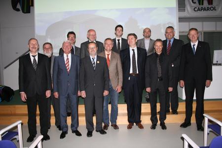 Beim Caparol-Werkstofftag 2012 (von links): Dr. Frank Heidrich (Bundesministerium für Verkehr, Bau und Stadtentwicklung), Professor Norbert Messer (Fachhochschule Kaiserslautern), Holger Haring (Bundesverband Farbe Gestaltung Bautenschutz), Franz Xaver Neuer, Elmar Schmidt (beide Caparol), Manfred Haisch (stellvertretender Vorsitzender des Bundesverbandes Ausbau und Fassade), Stefan Ehle (Vorsitzenden des Ausschusses für Technik, Werkstoff und Umwelt im Bundesverband Farbe Gestaltung Bautenschutz), Hardy Rüdiger, Oliver Berg (beide Caparol), Dr. Thomas Schrepfer (CRP Ingenieurgemeinschaft Cziesielski, Ruhnau + Partner), Dr. Thomas Lohmann (DAW), Prof. Dr. Nabil A. Fouad (CRP Ingenieurgemeinschaft Cziesielski, Ruhnau + Partner) und Karl-August Siepelmeyer (Präsident des Bundesverbandes Farbe Gestaltung Bautenschutz)