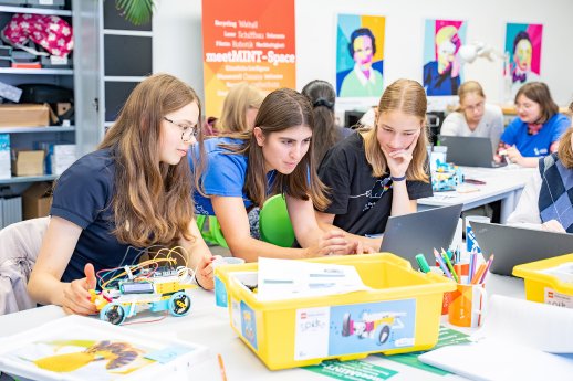 2025_meetMINT-Sommerferienprogramm_mit_Sch%C3%BCllerinnen_Copyright_HSB_-_Louisa_Windbrake.jpg