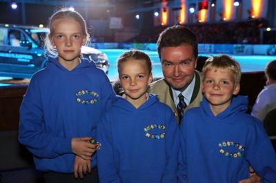 Paul Georg Habsburg Lothringen im Kreis seiner Kinder Quelle Messe Wels Wenzel