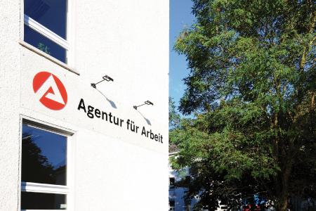Im Gebäude der Agentur für Arbeit in Rostock machte ein undichter Bodenbelag in der Kantine mit Großküche eine umfassende Sanierung notwendig. Zuvor wurden Feuchteschäden im darunterliegenden Aktenkeller festgestellt.