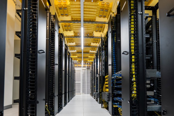 Endlose Gänge im Equinix Rechenzentrum.jpg