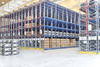 Die neue Gefahrstoff-Lagerhalle der Schmitt Logistik GmbH zur Lagerung von Lithium-Ionen-Batterien ist mit einer platzsparenden verfahrbaren Palettenregalanlage von BITO-Lagertechnik ausgestattet. Hier sind auf einer Grundfläche von 5.500qm 12.500 Lagerplätze entstanden. Die neue Gefahrstoff-Lagerhalle der Schmitt Logistik GmbH zur Lagerung von Lithium-Ionen-Batterien ist mit einer platzsparenden verfahrbaren Palettenregalanlage von BITO-Lagertechnik ausgestattet. Hier sind auf einer Grundfläche von 5.500qm 12.500 Lagerplätze entstanden.